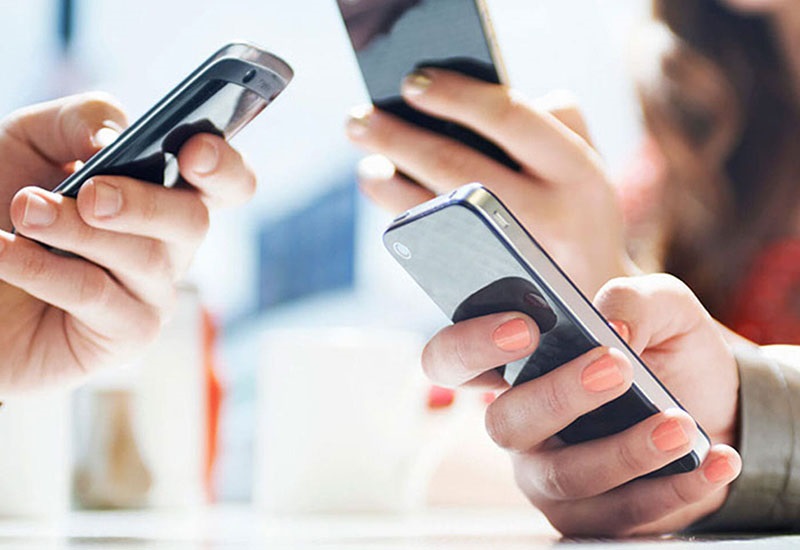 Uso de celular pode gerar problemas graves na coluna